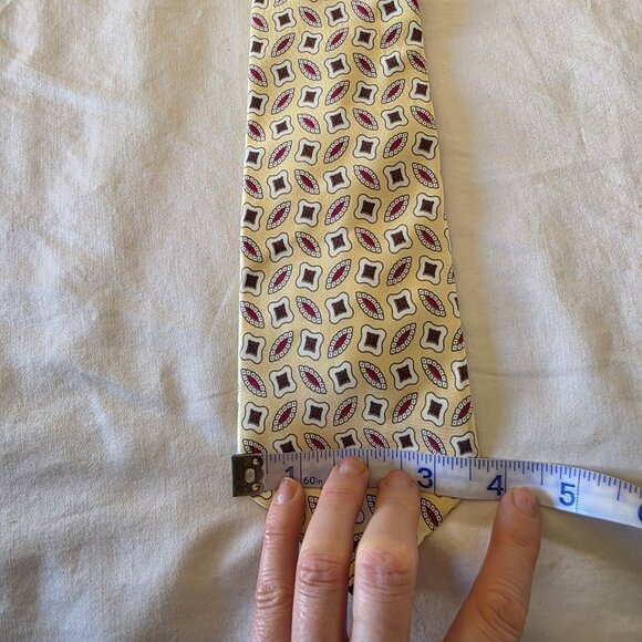 Neiman Marcus 100% Silk Tie Beige Red Geometric Pattern Classic Vintage 58x3.75 - Picture 11 of 12